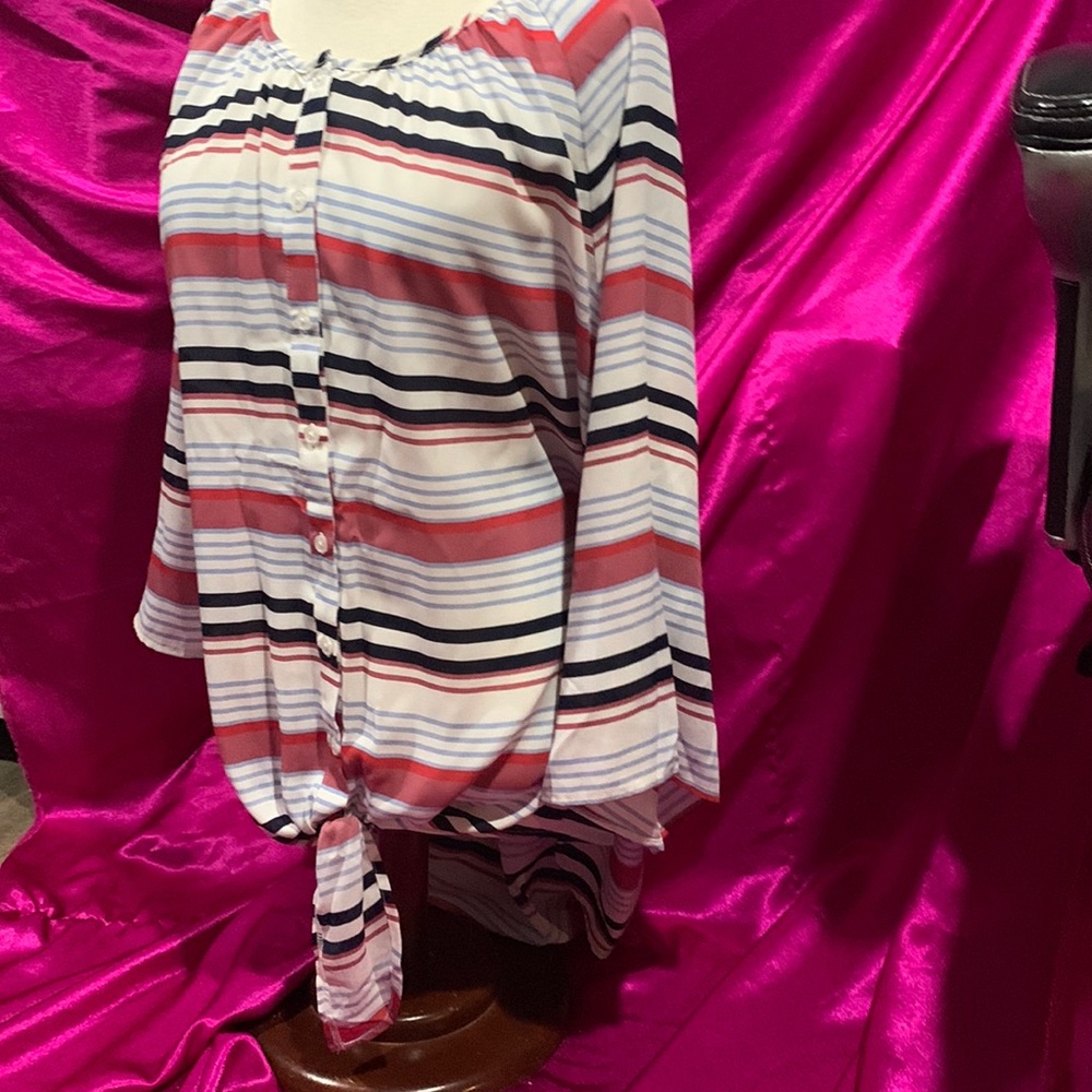 3xl slightly sheer blouse. Like new. Ties around waist. Buttons up.